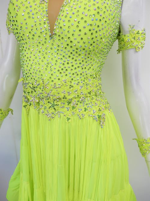 ラテンドレス 正装 黄緑フリンジアームカバー付き - 社交ダンス
